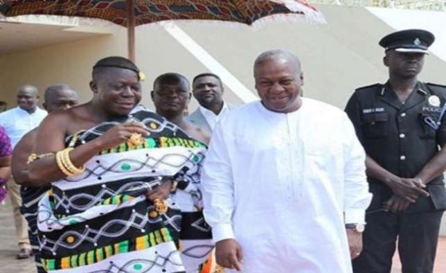 President John Mahama and Otumfuo Osei Tutu II in a tete-a-tete