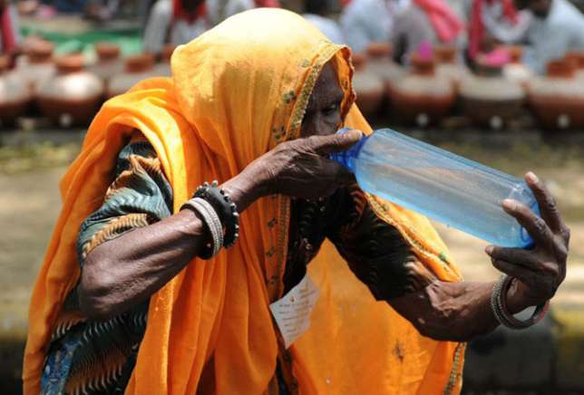 The chief forecaster advised people not to walk in the sun during the day and take a lot of water