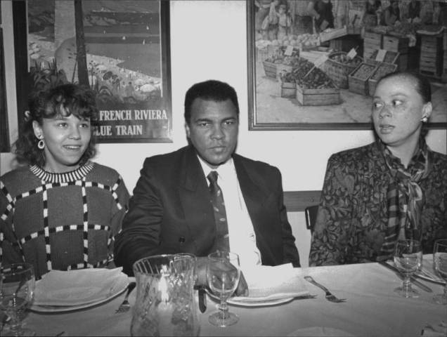 The Greatest, Muhammad Ali met with journalists in Ristorante Giallo, Milan to celebrate his 50th birthday that occured a few weeks later. Photo/Perrucci. La Gazzetta dello Sport/ Corriere della Sera