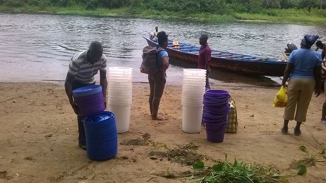 The entourage of the NGO on arrival at the Pediatorkope river bank