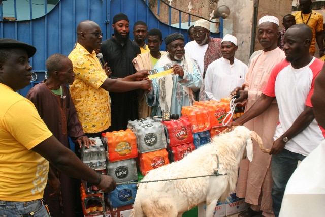 Mr. Simon Amoh, MTN Regional Senior Manager for South West Business Districts, presenting the items yo the Regional Chief Imam of Sekondi-Takoradi, Sheikh Ostaz Ali Hassan Alig
