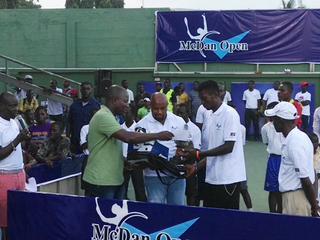 Former Sports Minister, Mahama Ayariga assists Dr. Daniel McKorley to present top prize to winner, Michael Moses of Nigeria