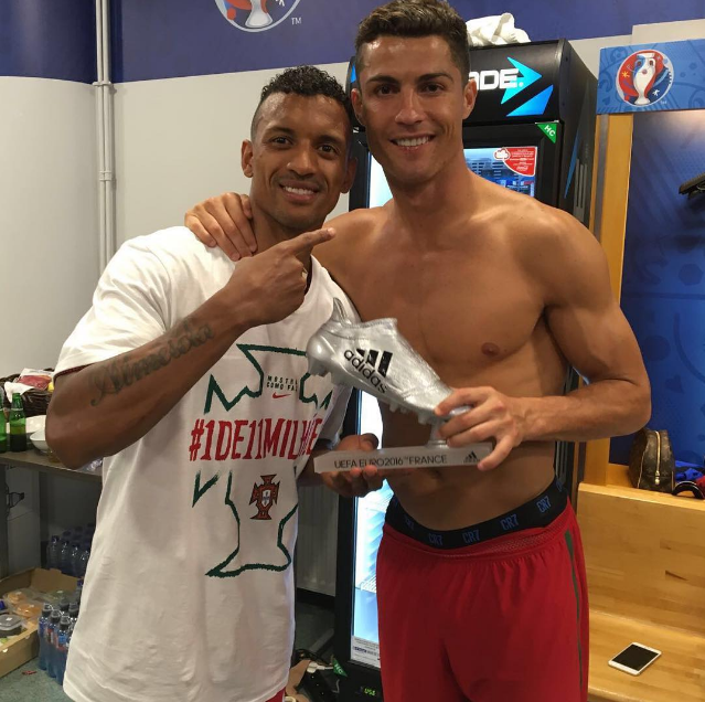 Ronaldo gives silver boot to Nani
