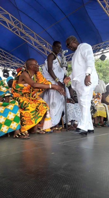 President Mahama greets chiefs2