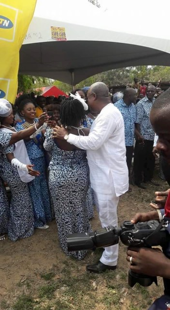 President Mahama poses for photos with Ada women