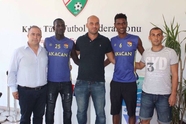 Samuel Kingston (2nd left) and Theophilus Mensah (2nd right) pose with their agent Kerin Berinci (middle) and officials of Yalova SK