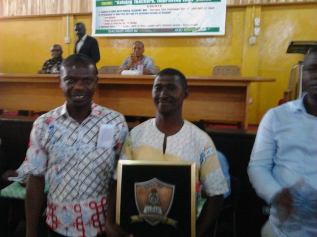 Ato Kwamina Dompoh (middle) and colleagues display their winning gong