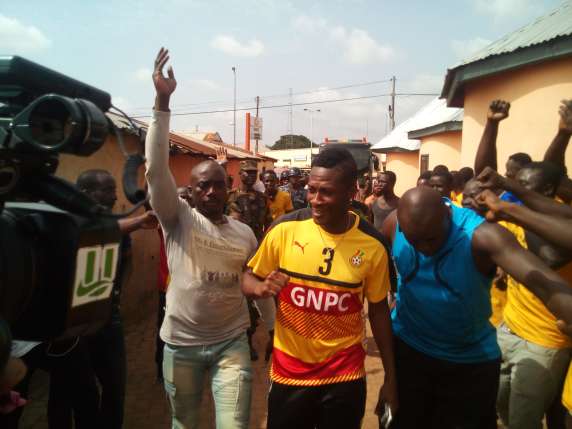 Black Stars captain, Asamoah Gyan is mobbed by fans in Tamale