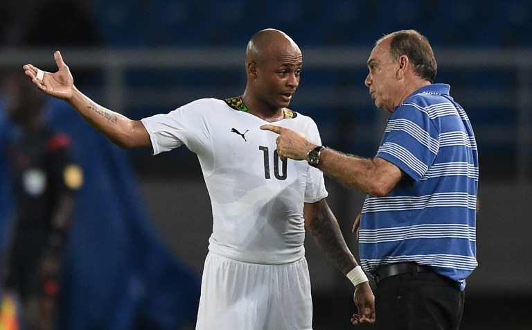 Ghana's midfielder Andre Ayew (L) speaks to Ghana's coach Avram Grant during the 2015 African Cup of Nations final football match between Ivory Coast and Ghana in Bata on February 8, 2015. AFP PHOTO / CARL DE SOUZA