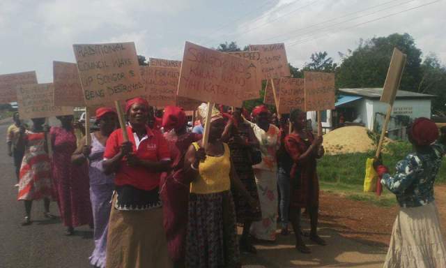songor-salt-women-demonstrate