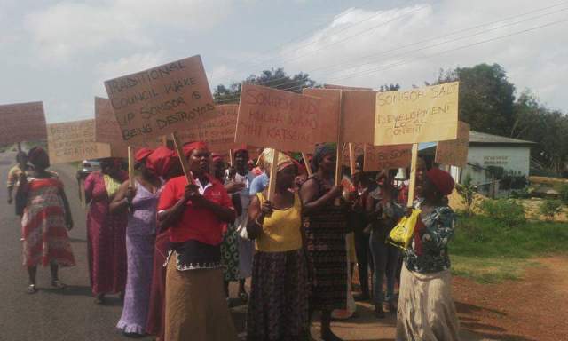 songor-salt-women-demonstrate1