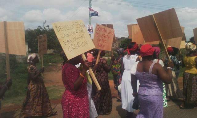 songor-salt-women-demonstrate2