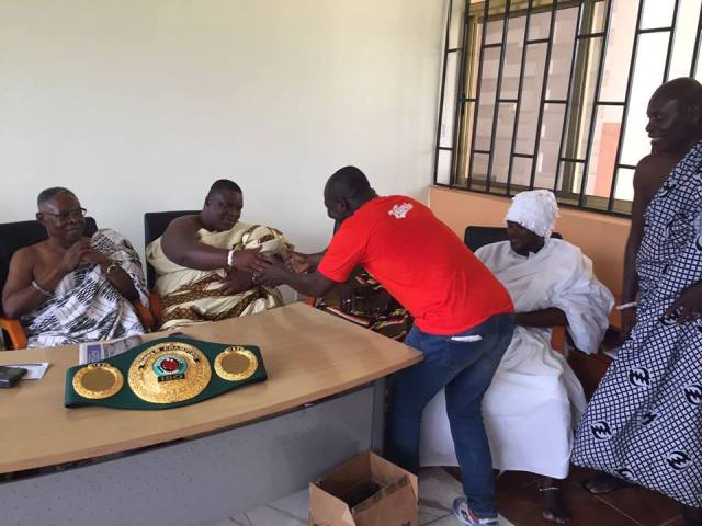 Former world champion, Nana Yaw Konadu who is now assistant coach to Tagoe, greets Nii Ayibonte II