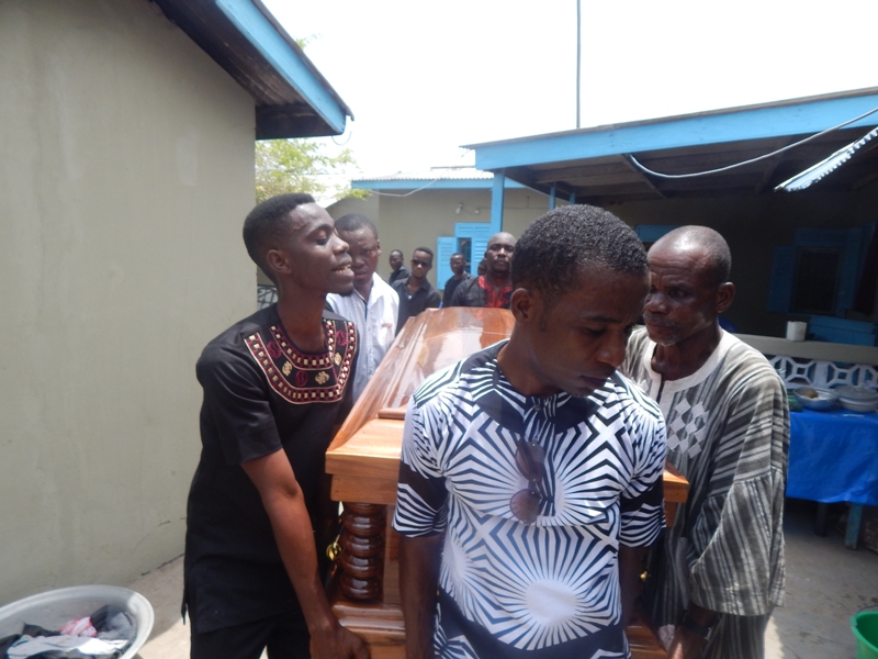 Oforinye grandchildren carry casket