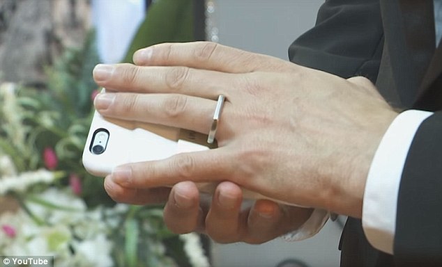 Man marries mobile phone in Las Vegas