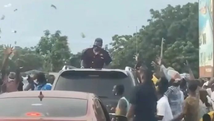 Shatta Wale sprays cash on fans on busy street in Ada